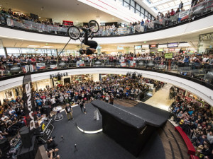 DownMall se vrací do Prahy. Legendární adrenalinové závody ovládnou Pankrác