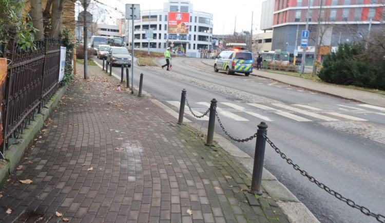 Elektrokoloběžka srazila v Liberci u terminálu Fügnerova chodkyni, řidič ujel. Policie hledá svědky nehody