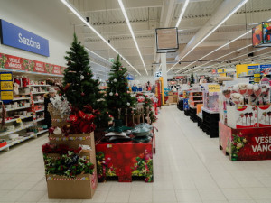 Na vánoční nákupy zve Tesco Cheb do nově zmodernizované prodejny