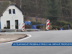 Ve Šlapanově se rekonstruuje propustek, řidiči projíždí stavbou