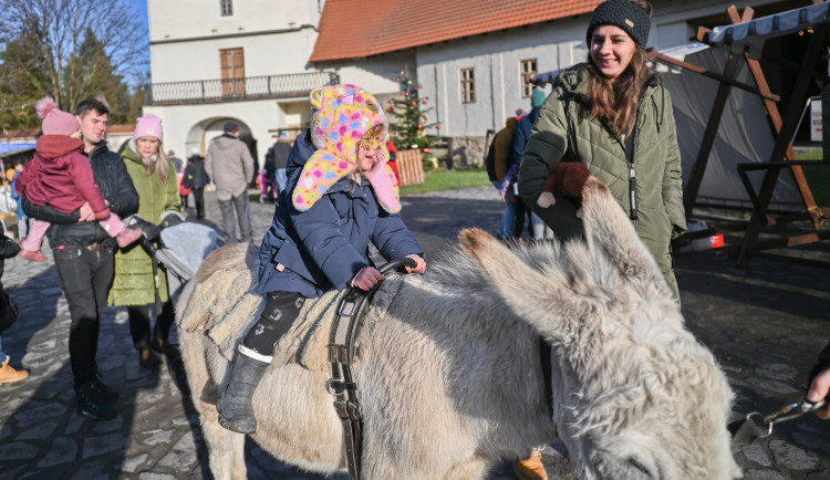 FOTO: Vánoce v Ostravě baví. Lidé navštěvují hrad i světelná městečka