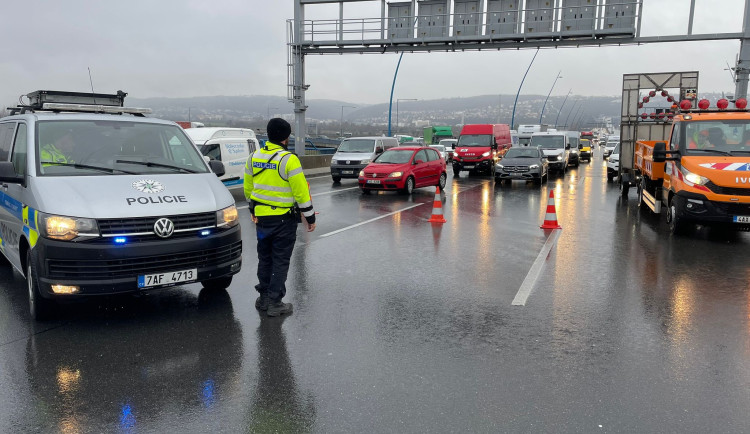 Na Pražském okruhu vypadl řídící systém, policie uzavřela Komořanský tunel. Tvořily se dlouhé kolony