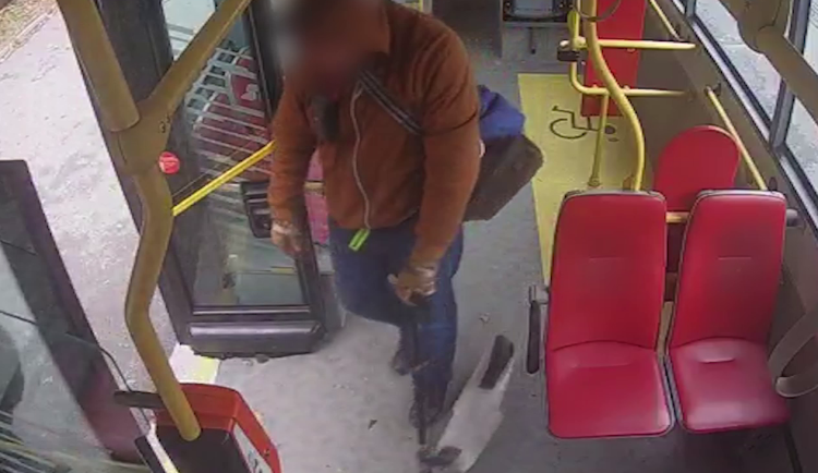 VIDEO: Násilník s koloběžkou napadl v Praze dva muže, řidiči autobusu zlomil pěstí žebra. Zásahovka si pro něj přišla domů