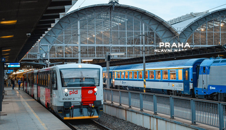 Pražské příměstské vlaky budou moci od neděle odjíždět o pár vteřin dřív