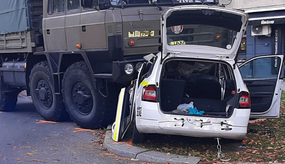 Vážnou dopravní nehodu u bazénu z konce října se stále nepodařilo objasnit, policie hledá další svědky události