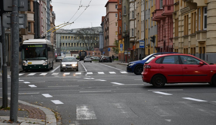 Město zavedlo semafor, který pozná vůz MHD a pouští ho první