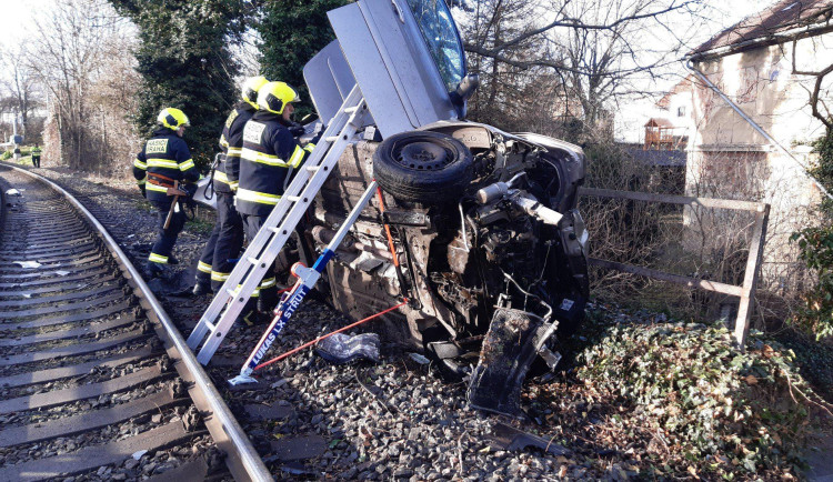 VIDEO: V Praze srazil vlak na přejezdu auto, tři zraněné z něj museli vyprostit