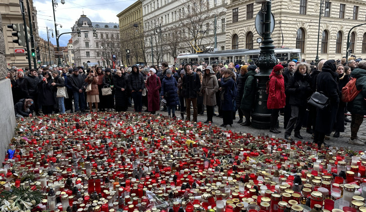 Výročí tragické střelby na Filozofické fakultě si lidé připomenou mší a koncertem. Zúčastní se o prezident