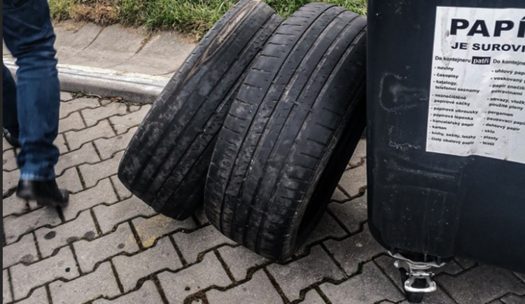 Muži vyházeli z černého mercedesu ojeté pneumatiky, místo do sběru je odhodili za benzinku