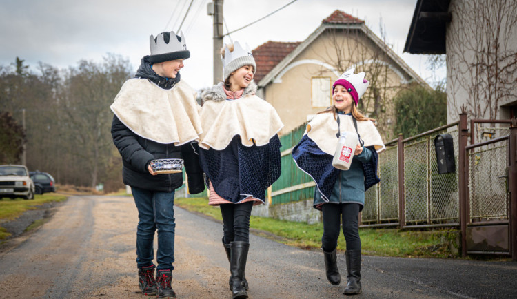 Tříkrálová sbírka slaví 25. narozeniny. Městy i vesnicemi budou procházet tisíce koledníků