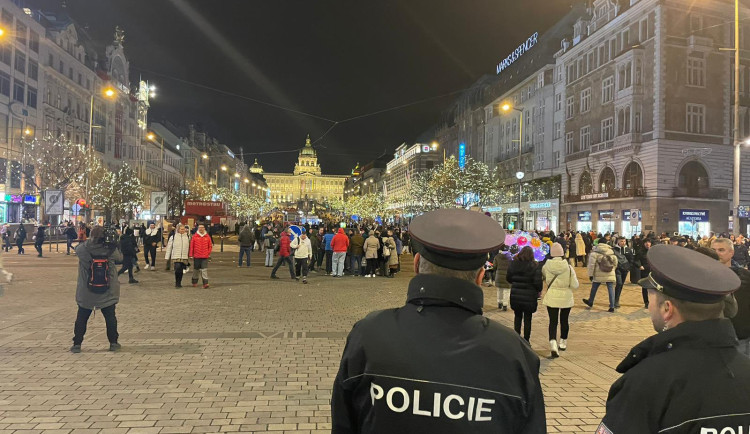 Do Prahy přijelo oslavit Silvestra okolo sto tisíc turistů, policisté i záchranáři zvýší své počty v ulicích