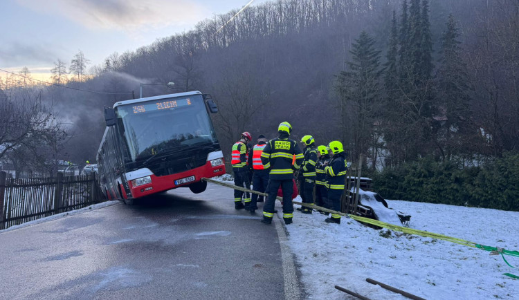 V Radotíně sjel autobus kvůli ledovce do příkopu, museli ho vytáhnout hasiči