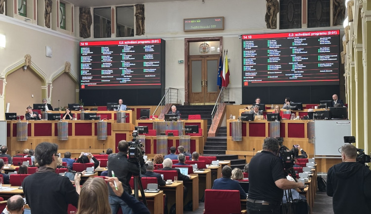 Pražští zastupitelé po pěti hodinách schválili program mimořádného zasedání, projednají odměny na magistrátu i dražbu budov Soukupa