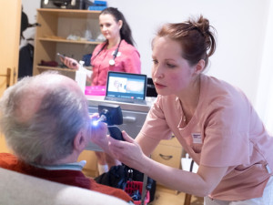 Přístrojová telemedicína v domovech seniorů má za sebou první měsíc provozu