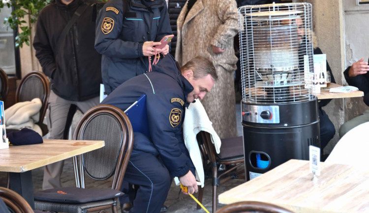 Předzahrádky restaurací na Staroměstském náměstí prošly kontrolou, nedostatky našli hasiči ve všech