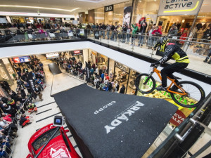 Od medúz, eskalátorů po extrémní skoky. DownMall 2025 startuje už v sobotu