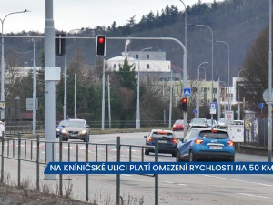 Na Kníničské ulici v Brně nově platí 50 m/h, řidiči by měli zpozornět