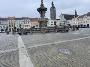 Dlažba na náměstí je opět zvlněná. Věříme, že to vyřeší počasí, zní z radnice