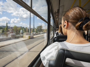 Jak se chovat, když vás někdo obtěžuje v šalině? Odsednout si a požádat o pomoc, radí podnik