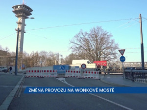 Změna provozu na Wonkově mostě v Pardubicích, řidiči nově jezdí ve středních pruzích