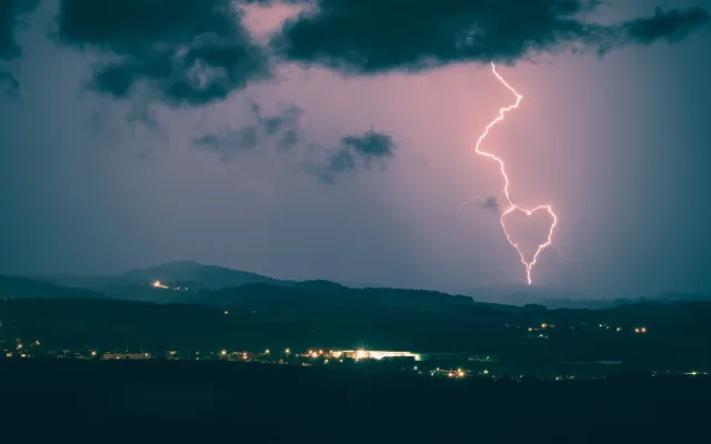 Podívejte se na úchvatné snímky blesků. S ročním obdobím se mění jejich barva